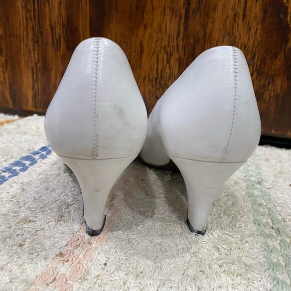 Easy Spirit Leather Heels Bundle Size 7 AAA Navy, Beige and White Low Heel Pumps - Picture 10 of 16